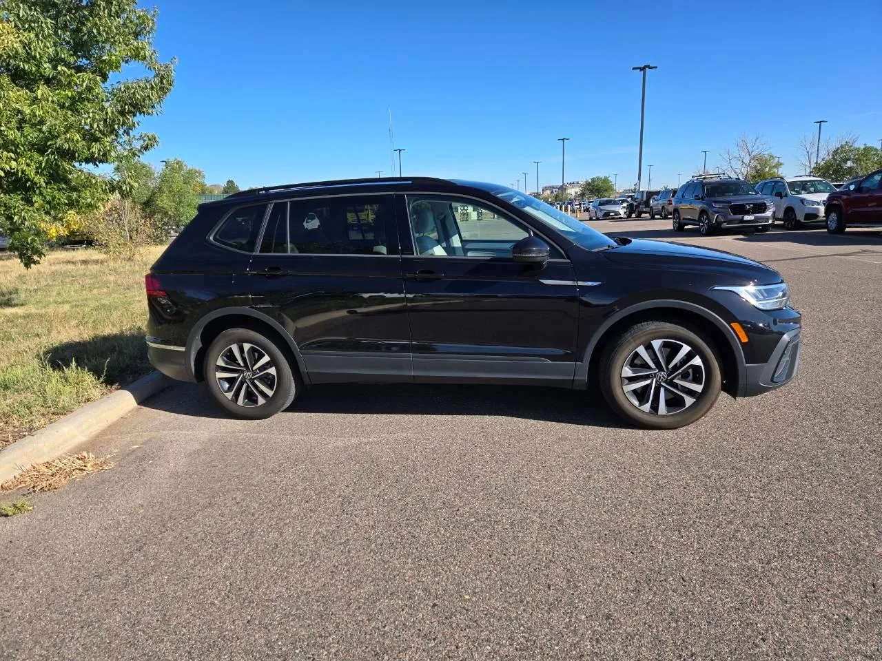 Volkswagen Tiguan — photo 10 of 15