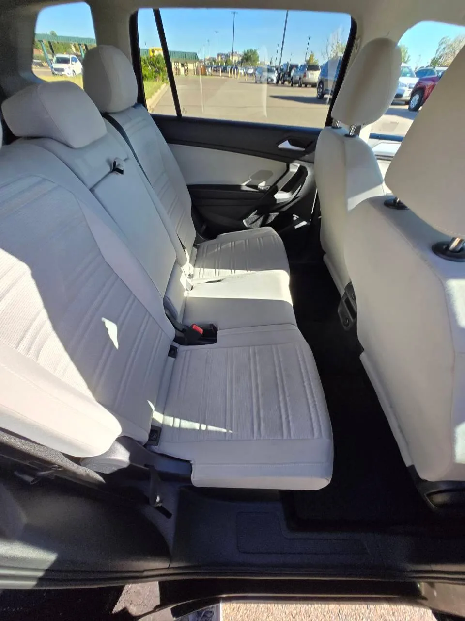 Volkswagen Tiguan — photo 8 of 15