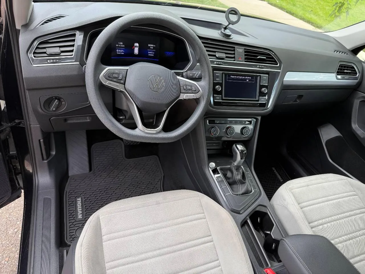 Volkswagen Tiguan — photo 2 of 15