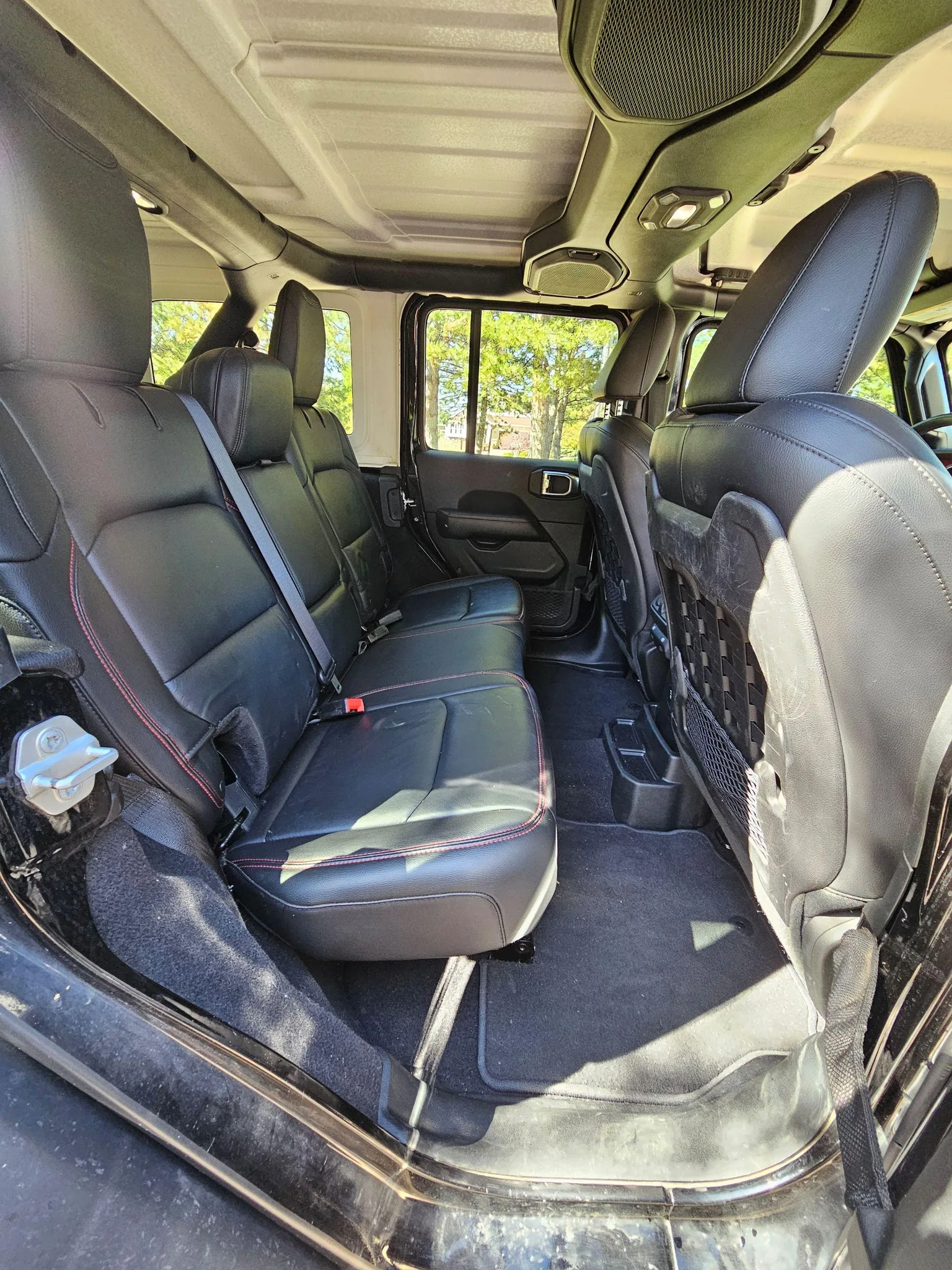 Jeep Wrangler Unlimited — photo 11 of 20
