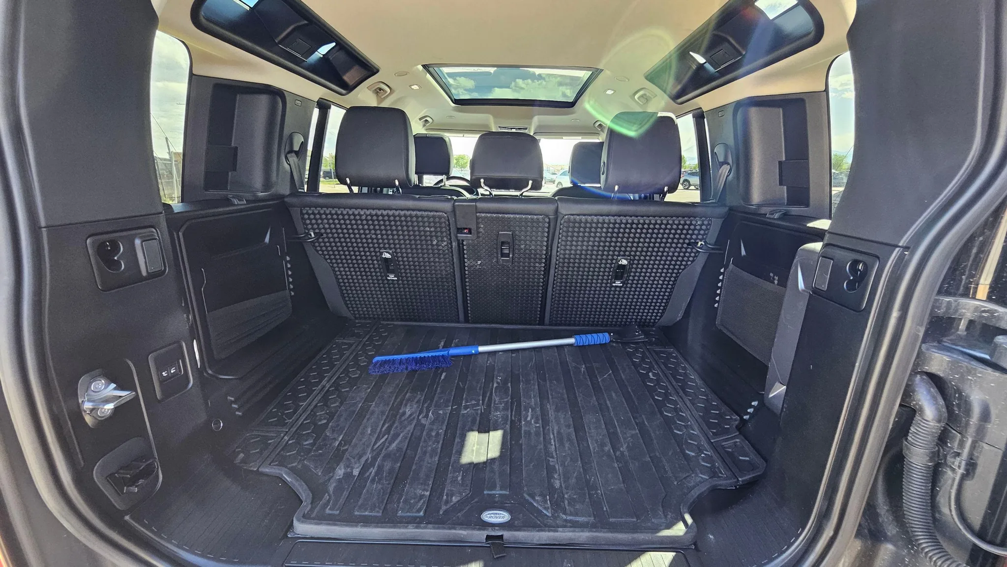 Land Rover Defender — photo 15 of 16