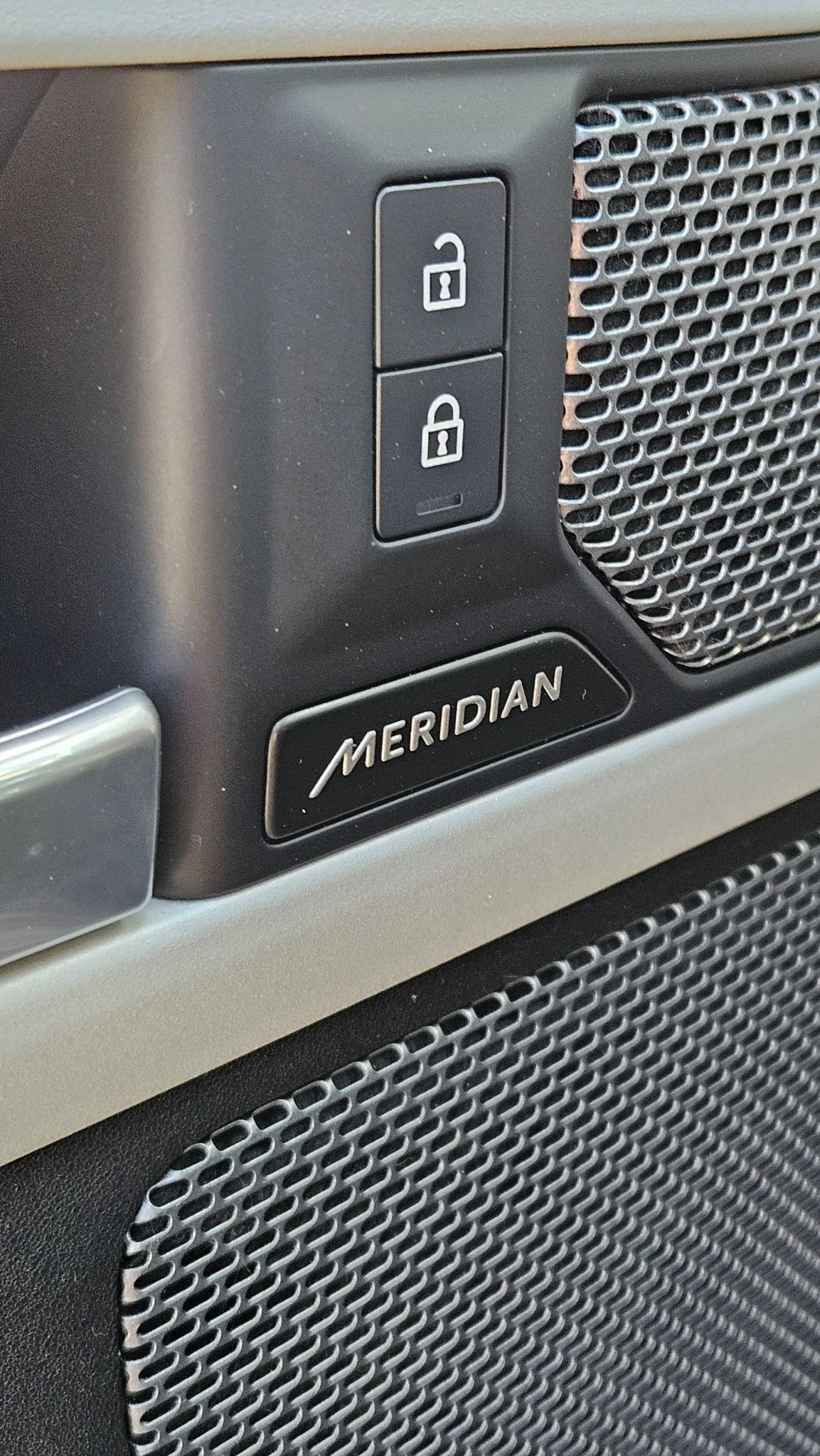 Land Rover Defender — photo 8 of 16