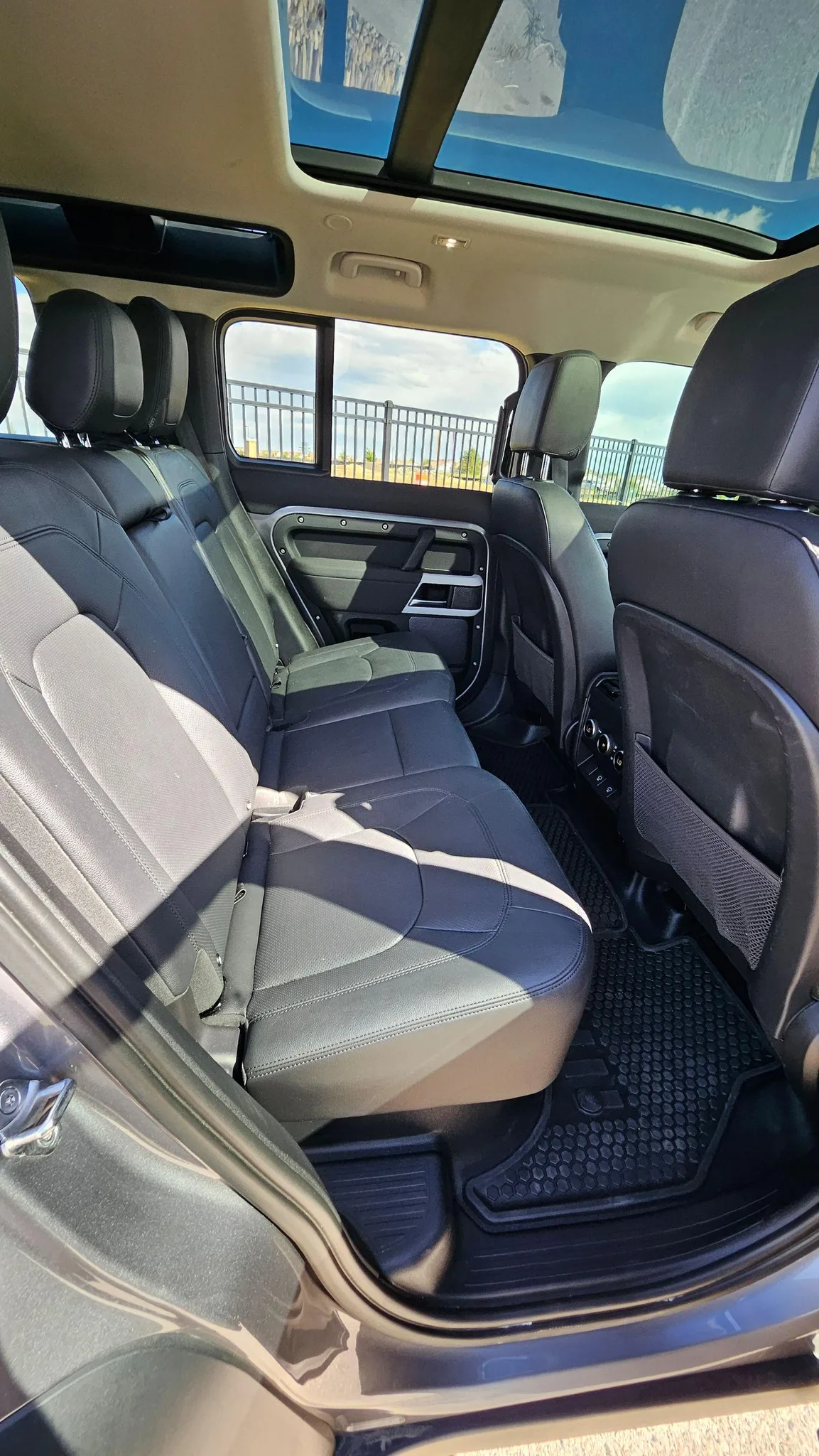 Land Rover Defender — photo 14 of 16