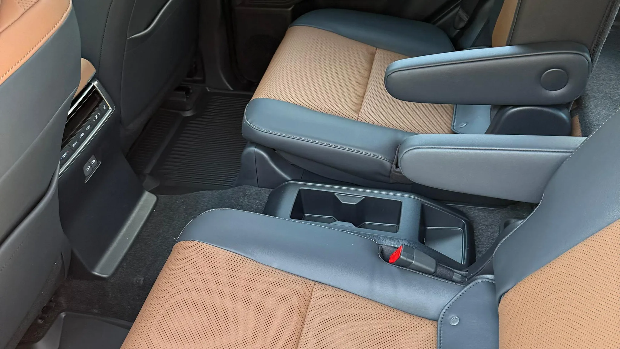 Lexus GX — photo 8 of 9