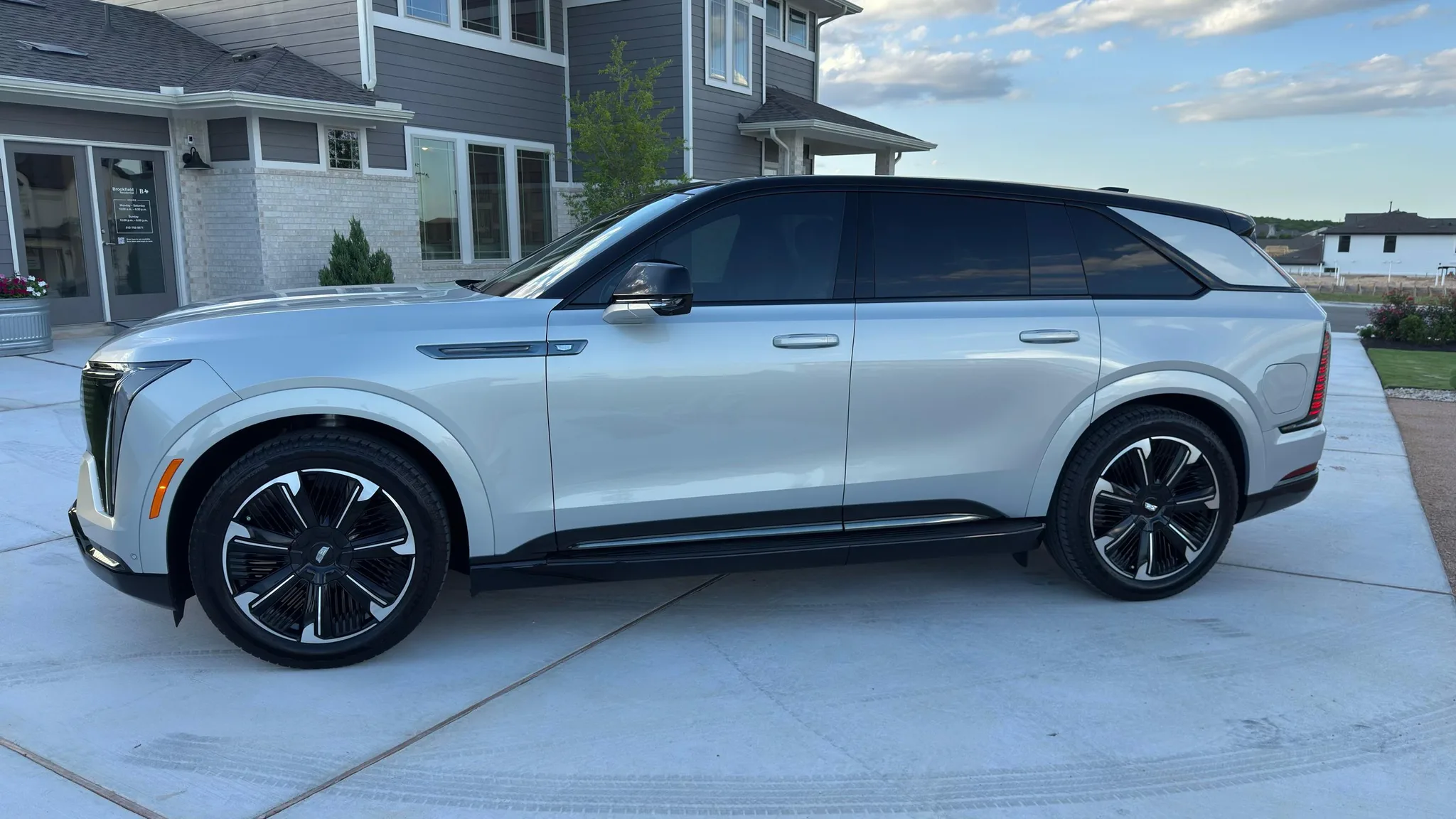 Cadillac Escalade IQ — photo 14 of 14