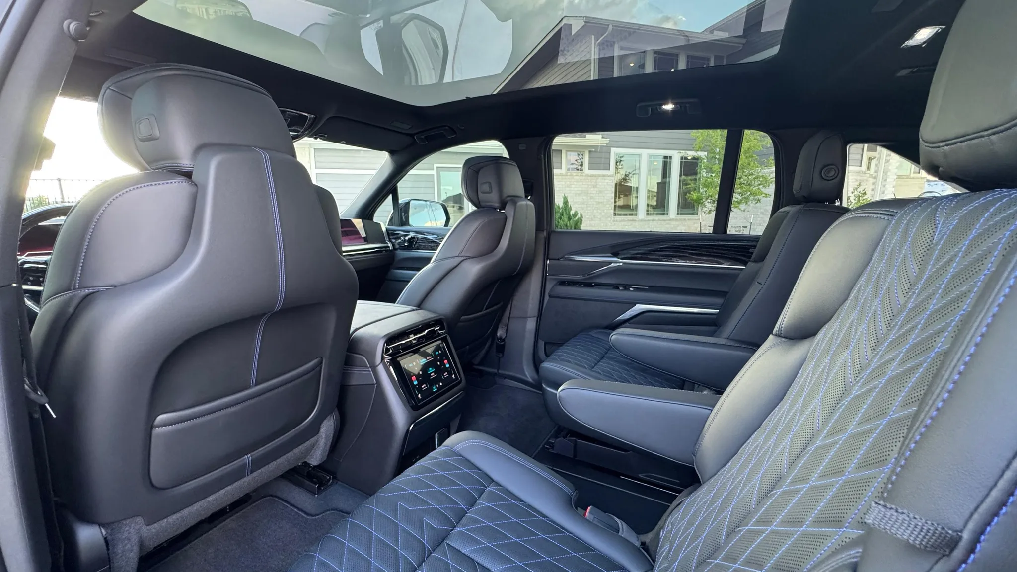 Cadillac Escalade IQ — photo 8 of 14