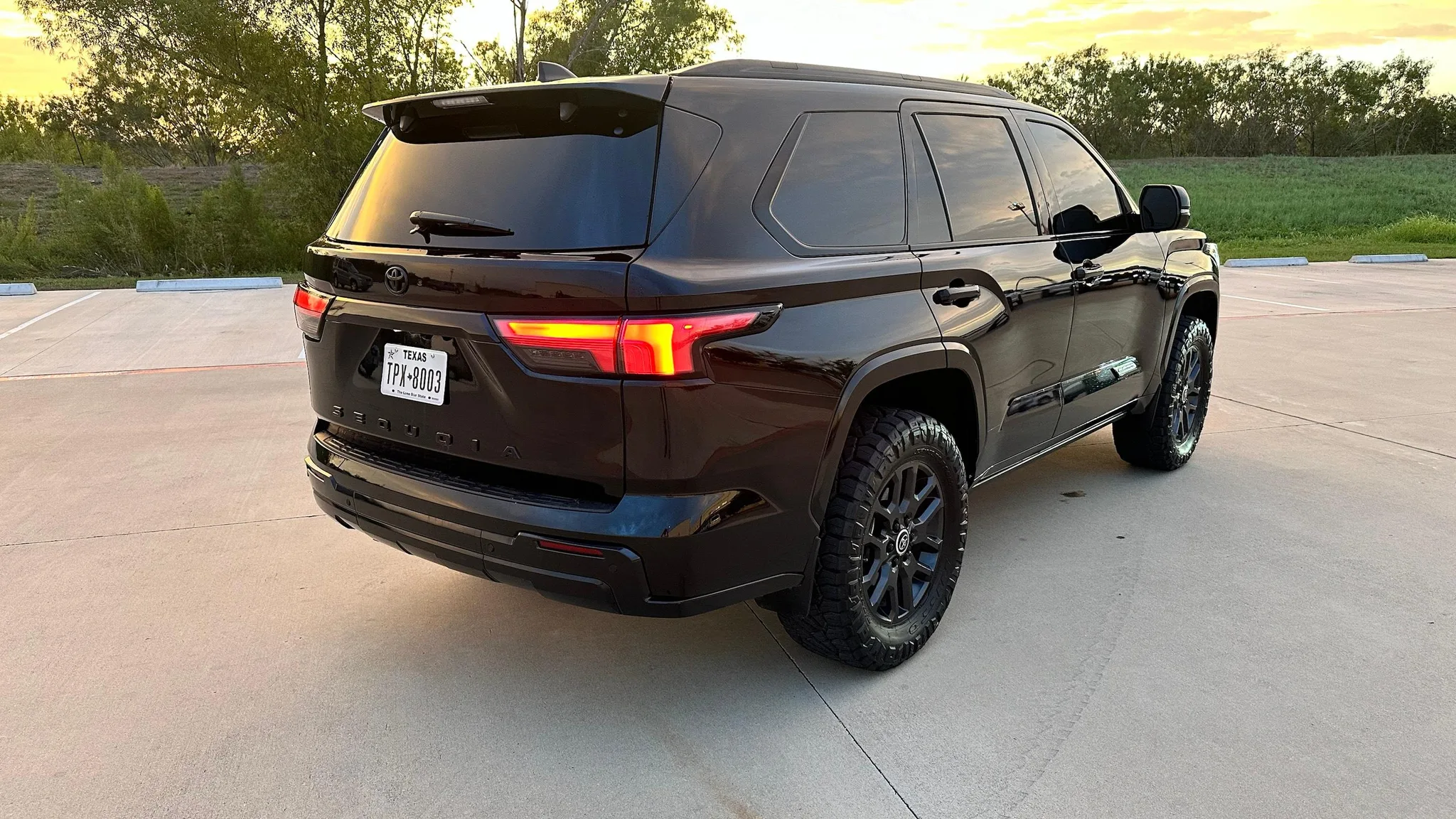 Toyota Sequoia — photo 4 of 7