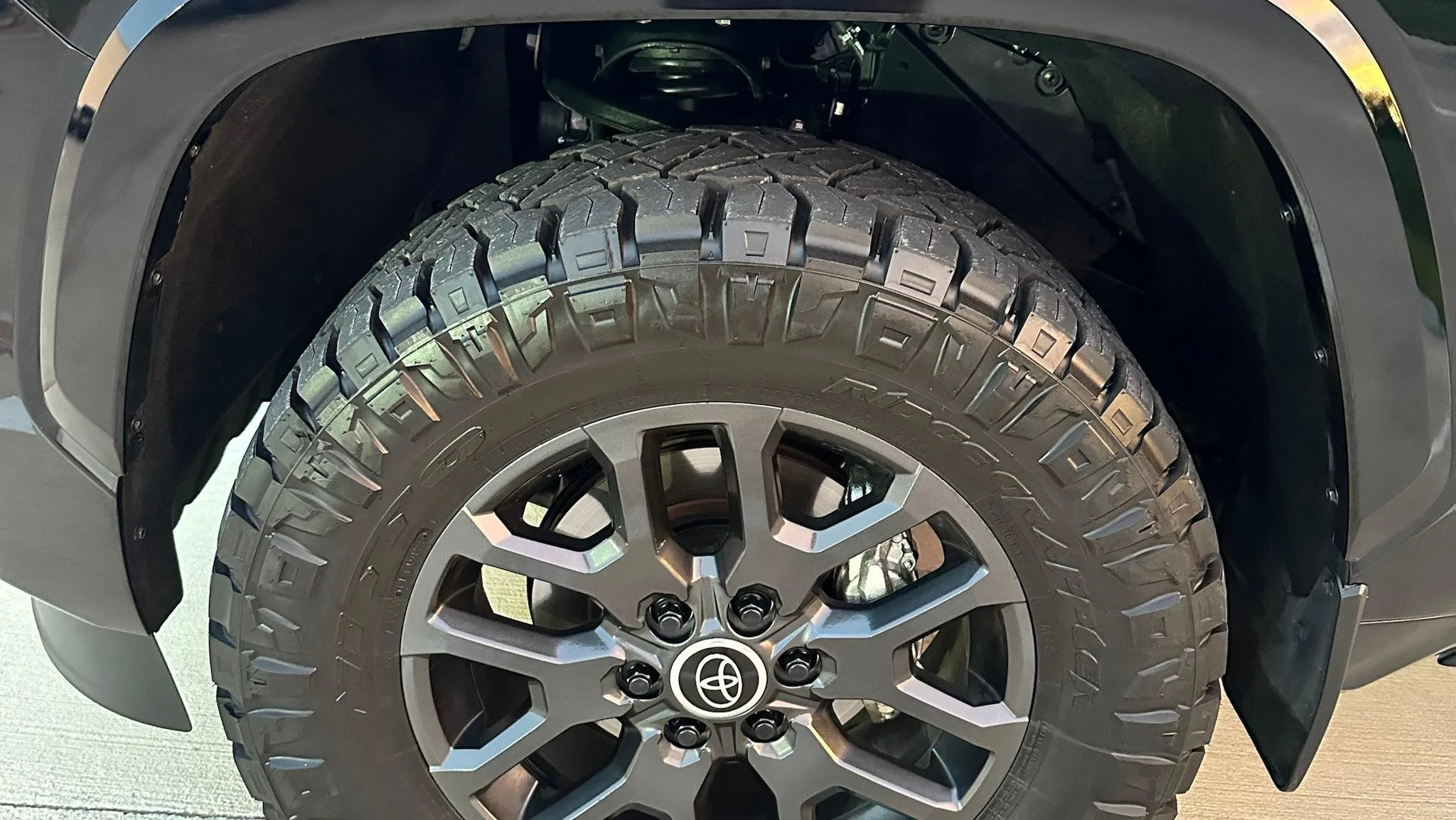 Toyota Sequoia — photo 6 of 7