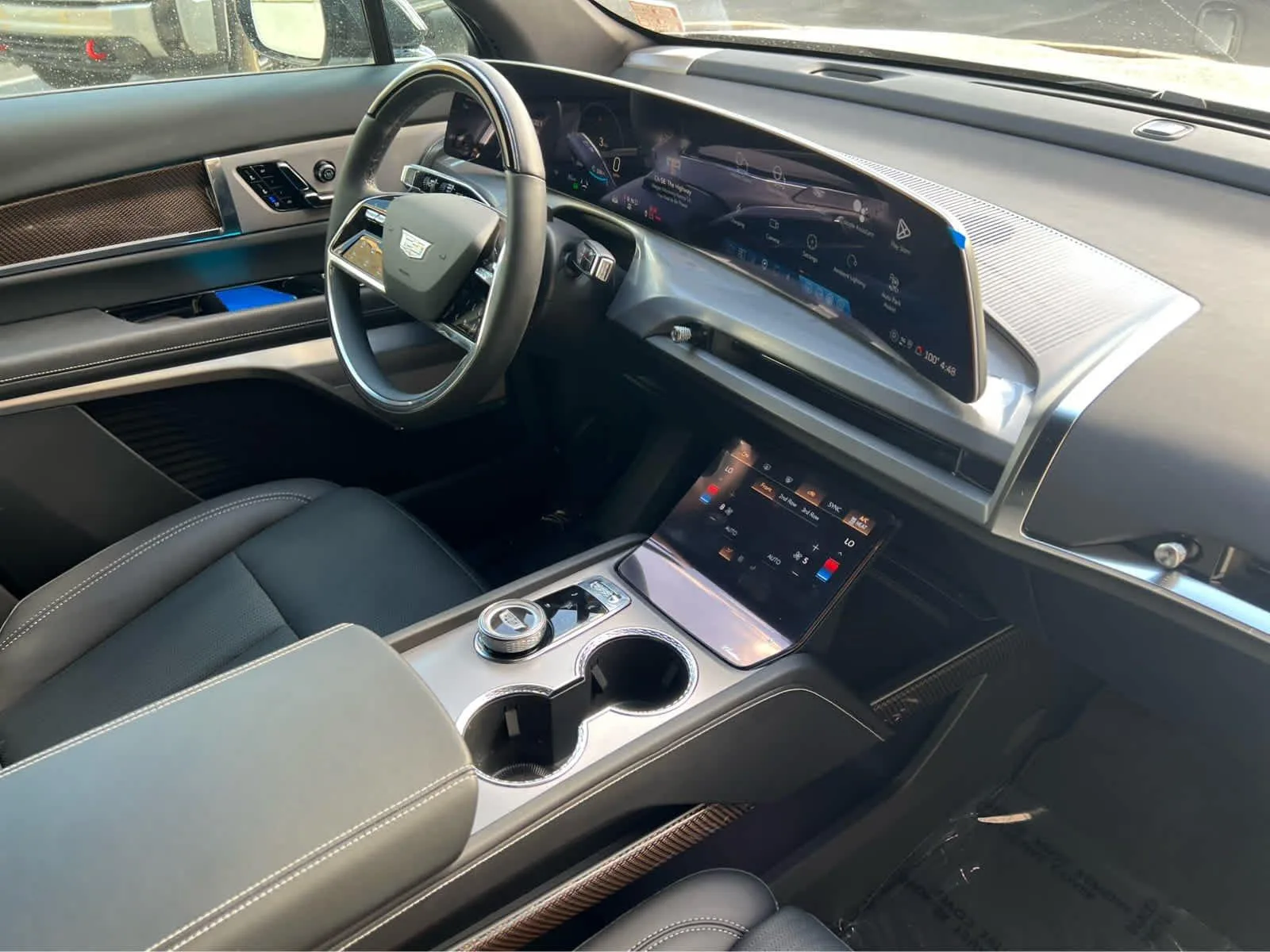 Cadillac VISTIQ — photo 2 of 12