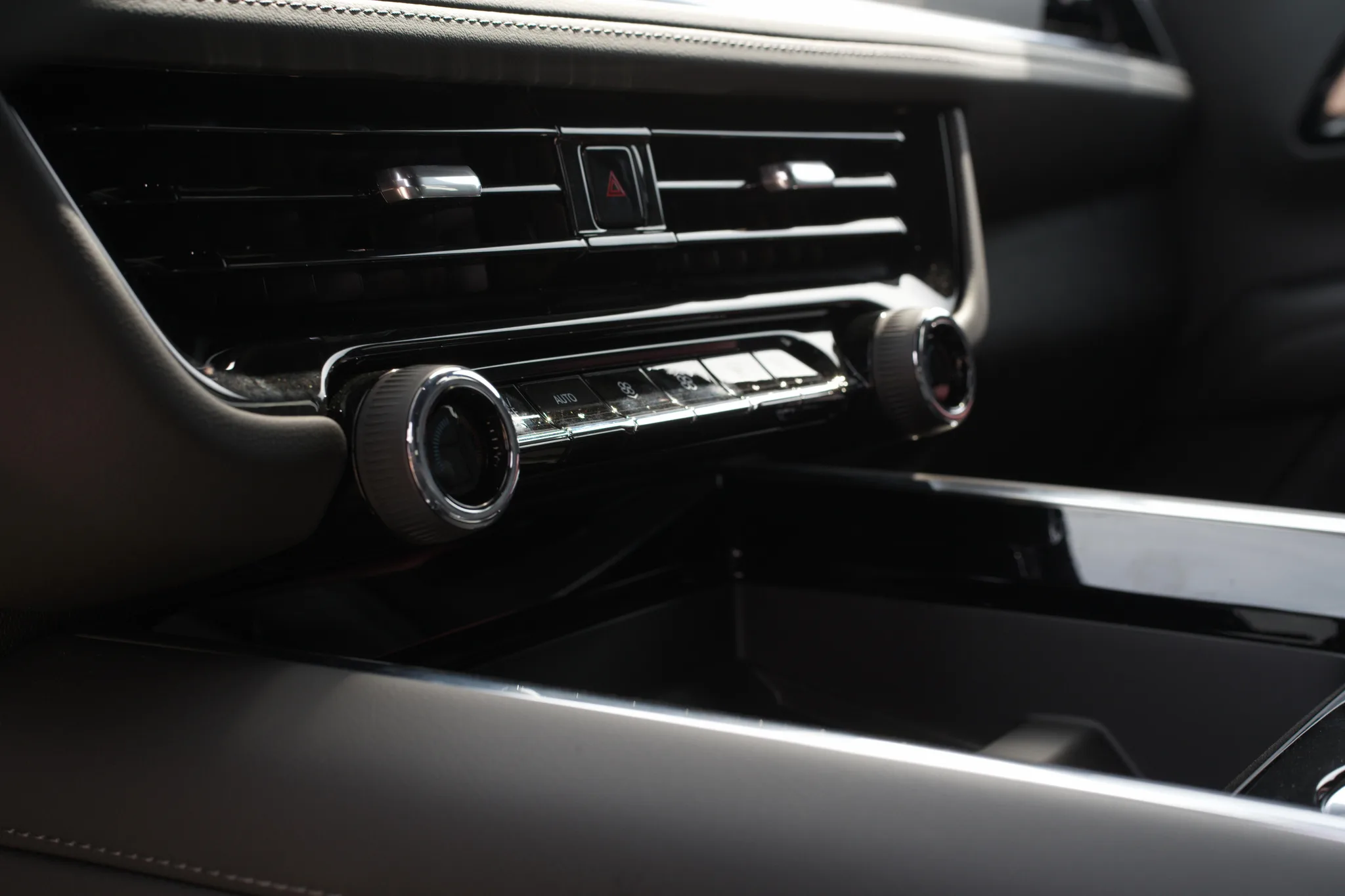 Chevrolet Suburban — photo 8 of 13