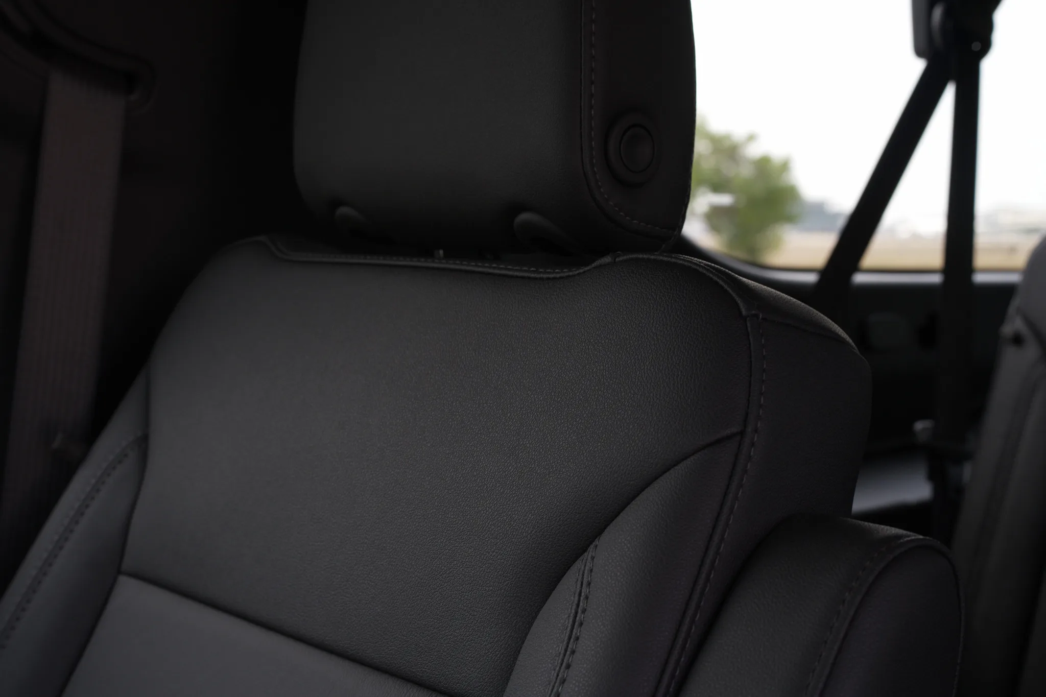 Chevrolet Suburban — photo 10 of 13