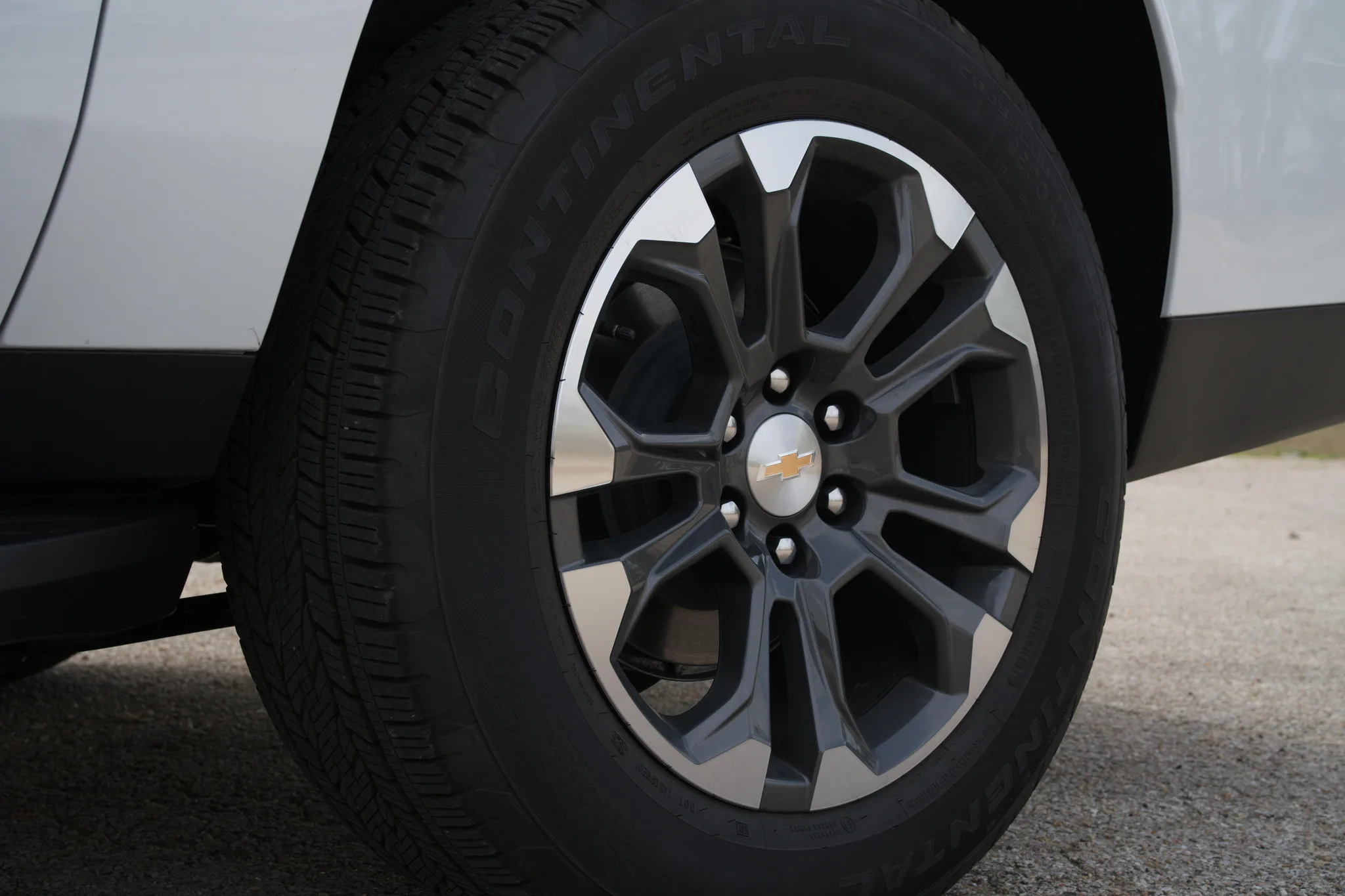 Chevrolet Suburban — photo 11 of 13
