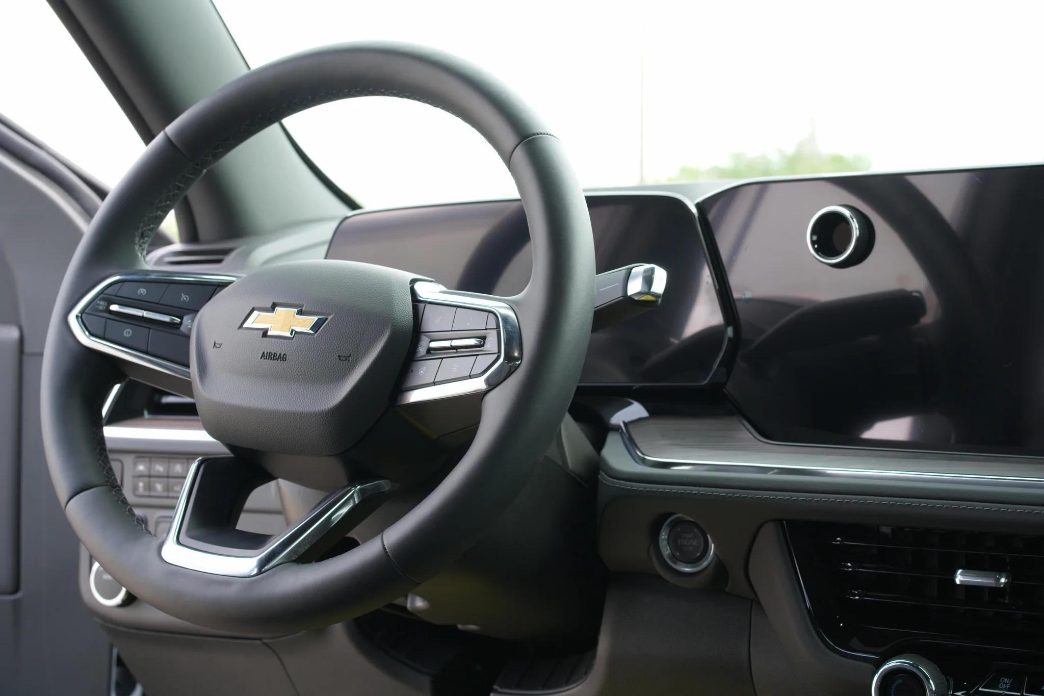 Chevrolet Suburban — photo 9 of 13