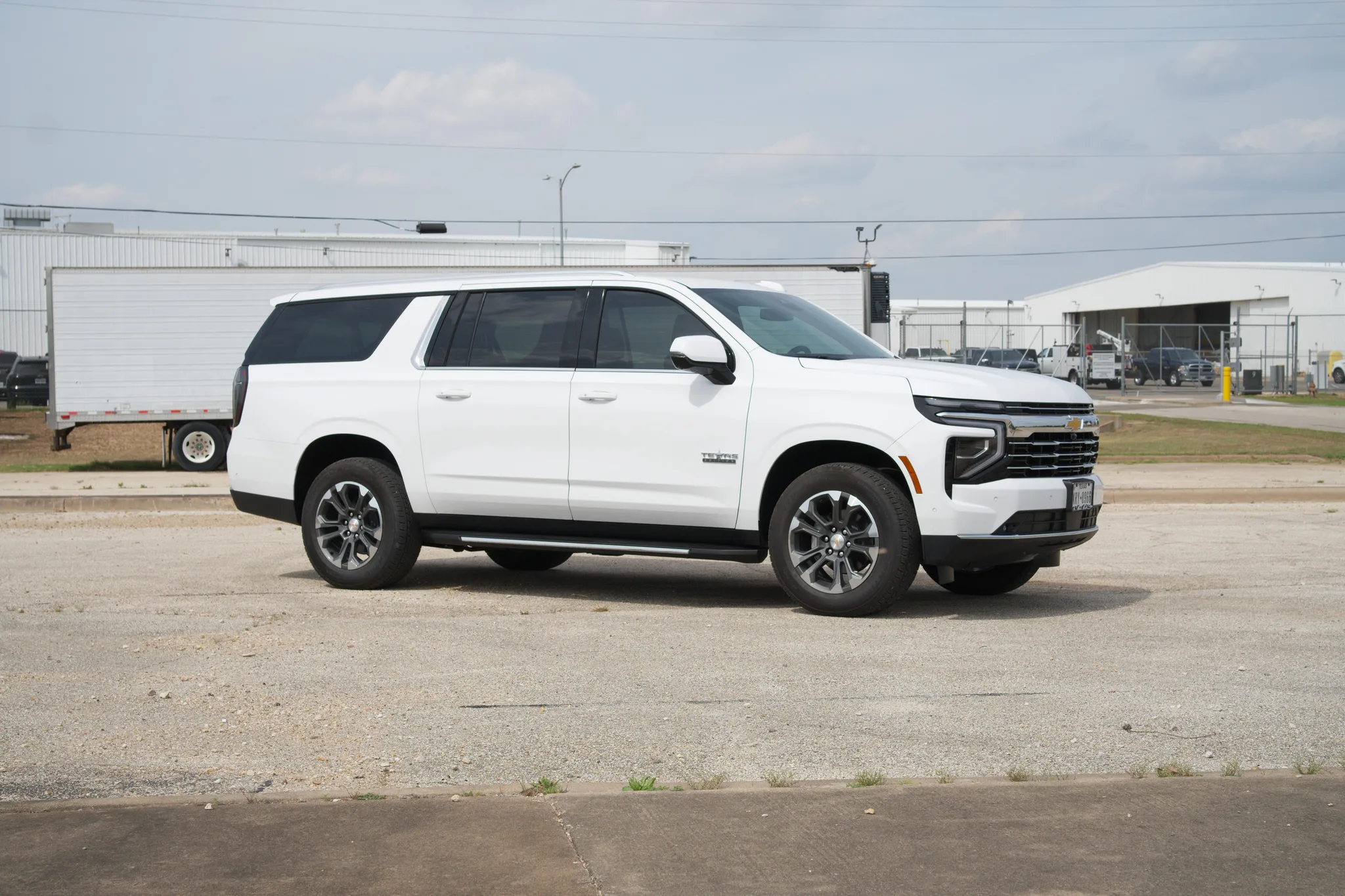 Chevrolet Suburban — photo 4 of 13