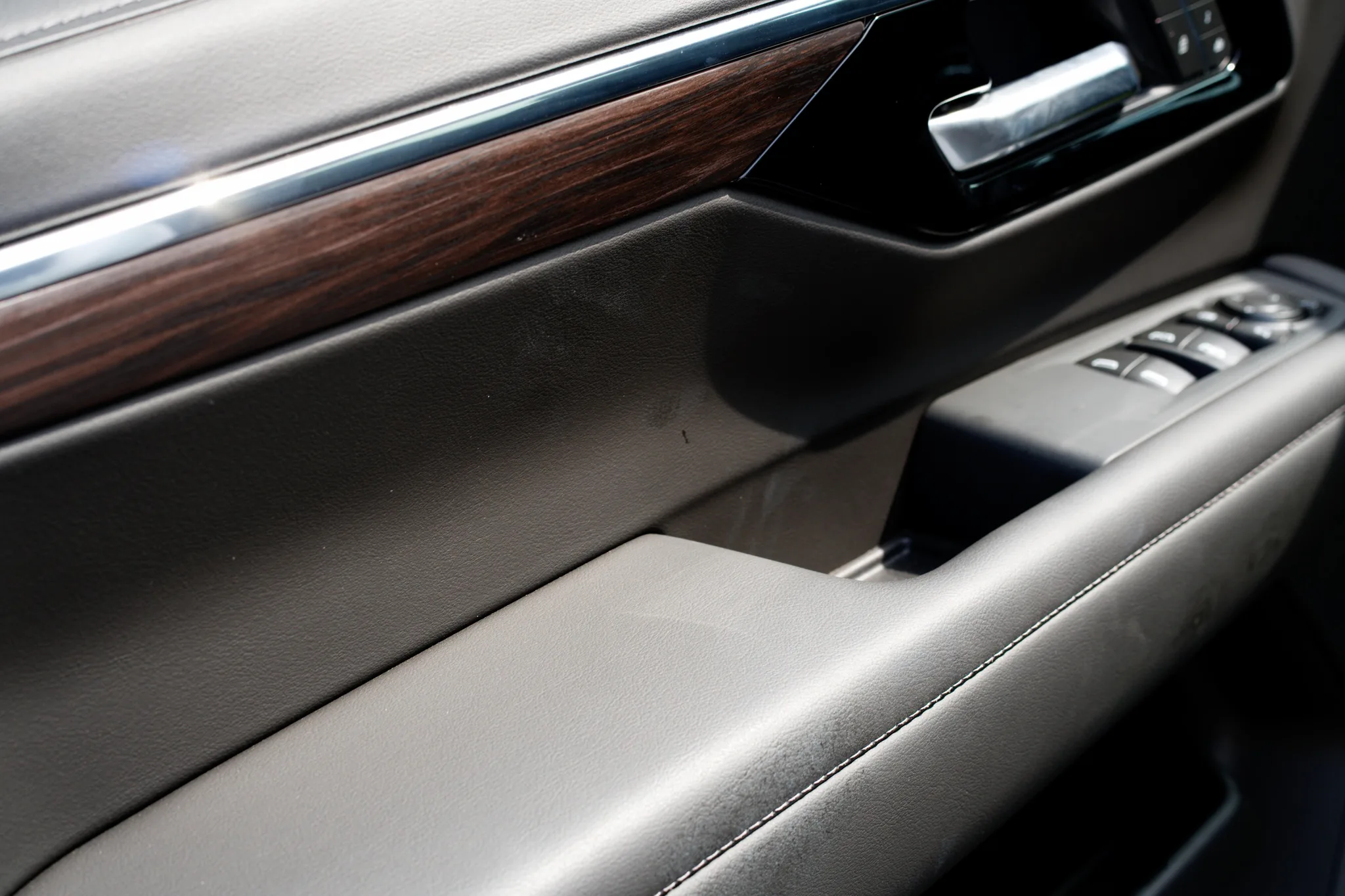 Chevrolet Suburban — photo 12 of 13