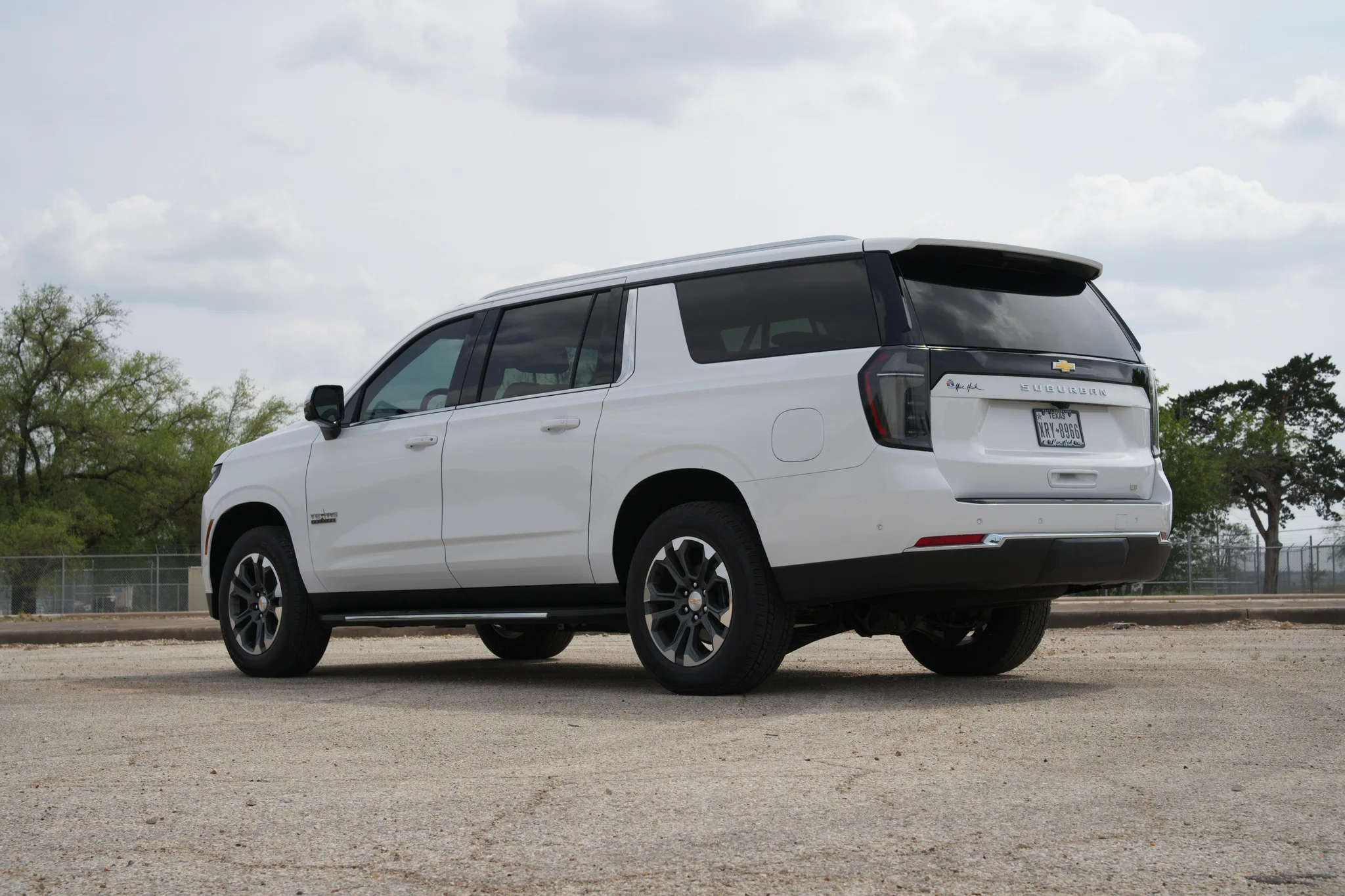 Chevrolet Suburban — photo 2 of 13