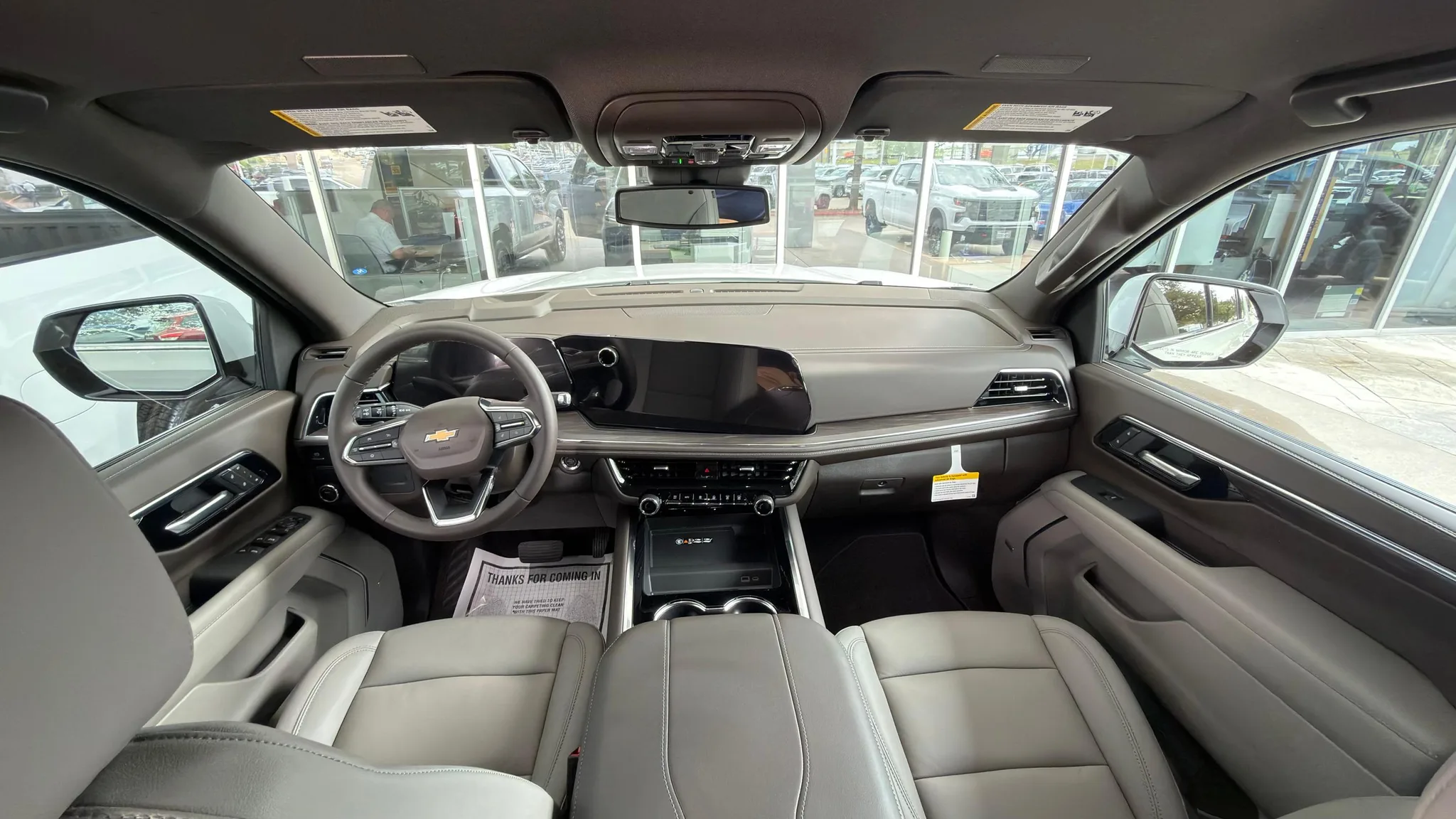 Chevrolet Suburban — photo 2 of 5