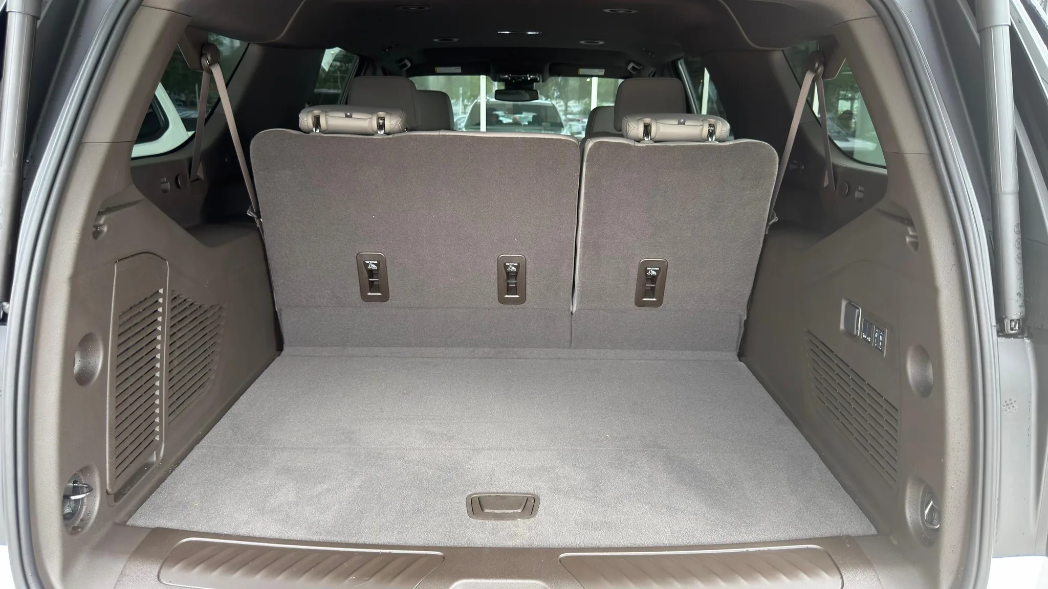Chevrolet Suburban — photo 4 of 5