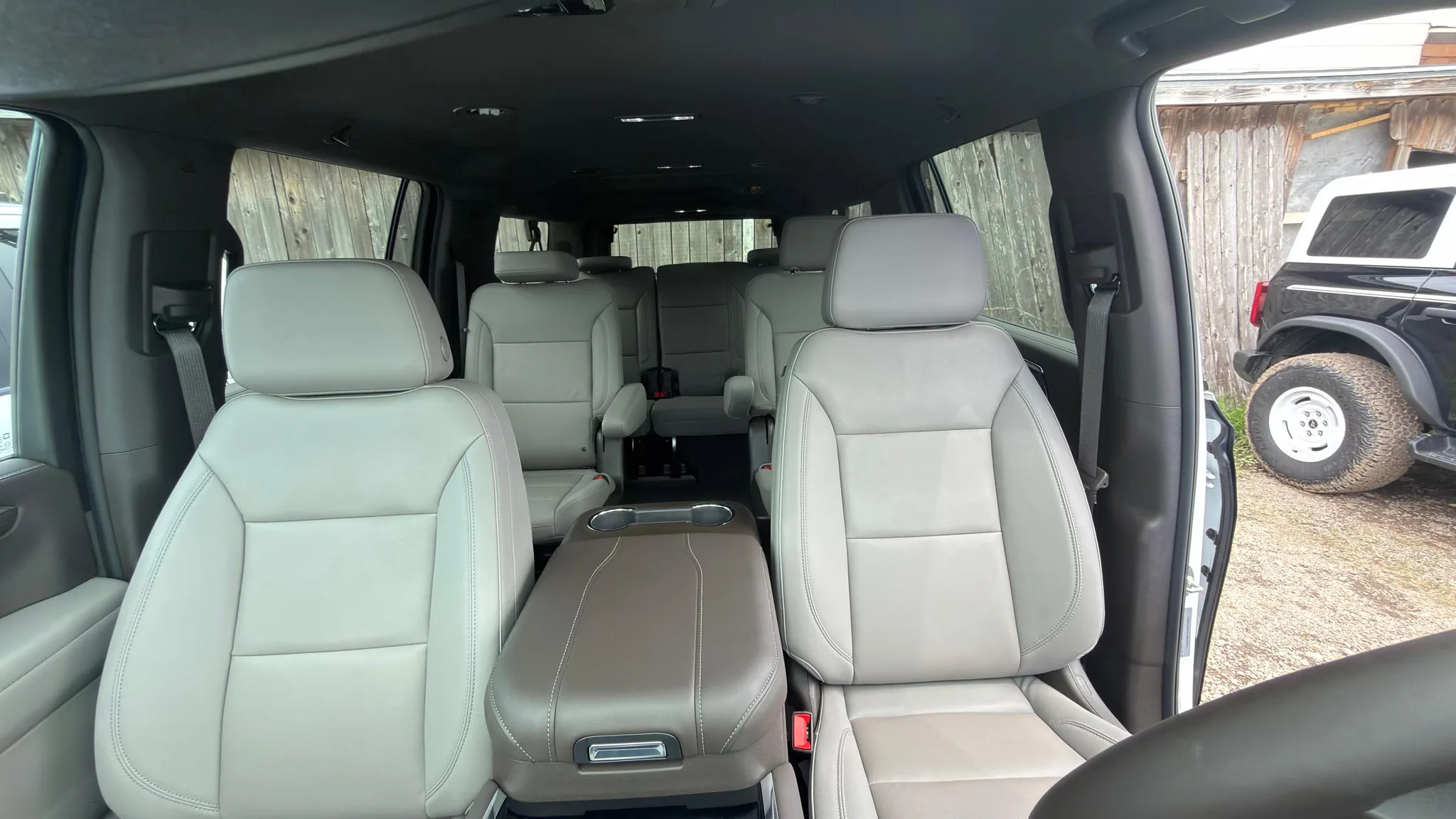 Chevrolet Suburban — photo 5 of 5