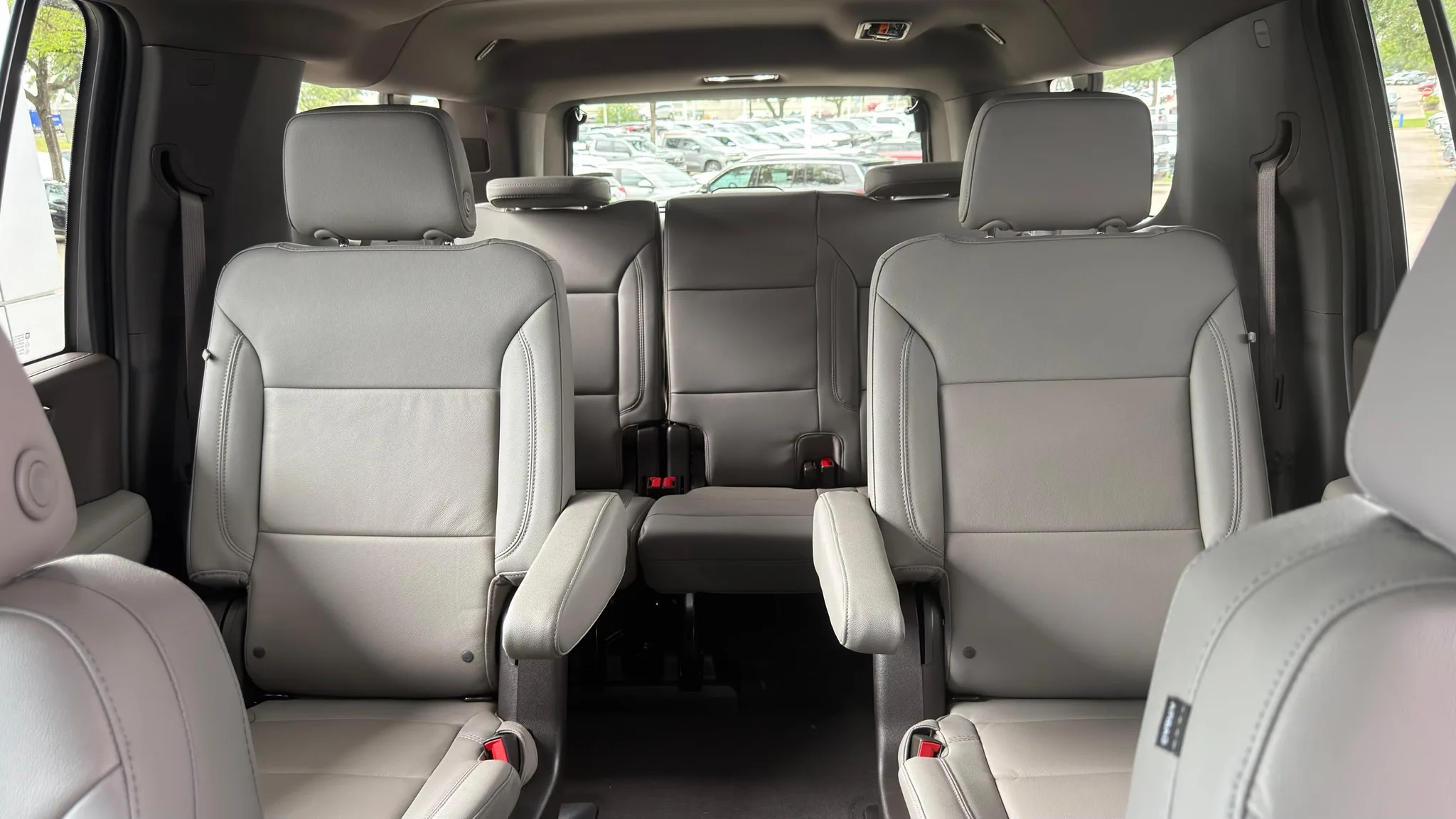 Chevrolet Suburban — photo 3 of 5