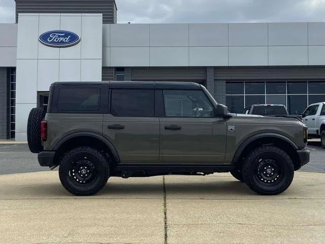 Ford Bronco — photo 2 of 5