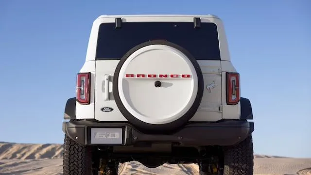 Ford Bronco — photo 8 of 9