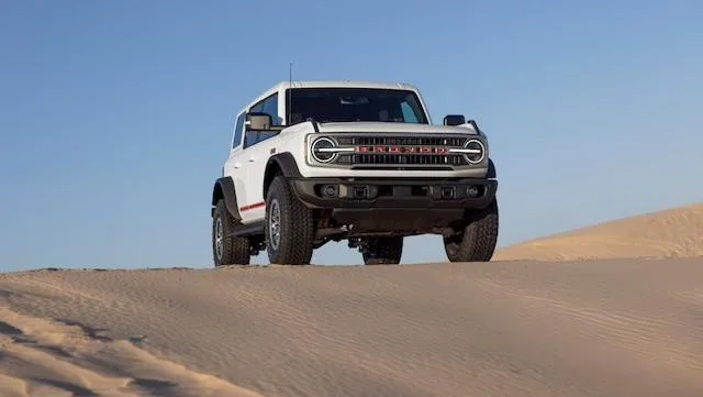 Ford Bronco — photo 2 of 9