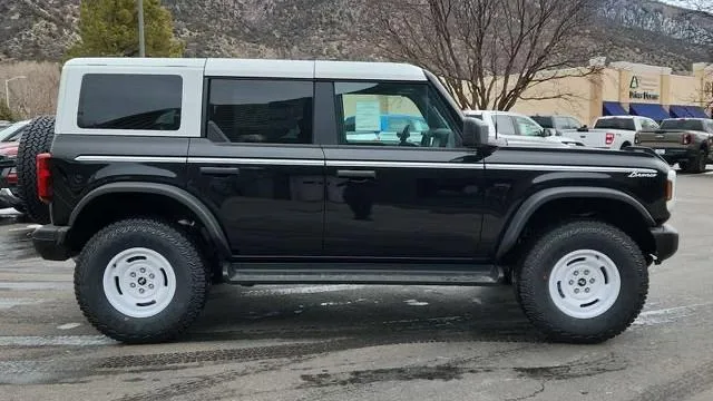 Ford Bronco — photo 9 of 10