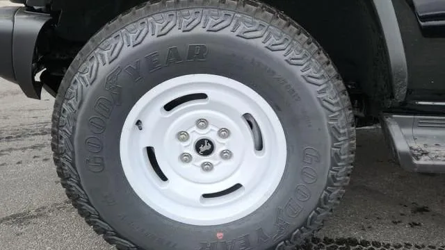 Ford Bronco — photo 6 of 10