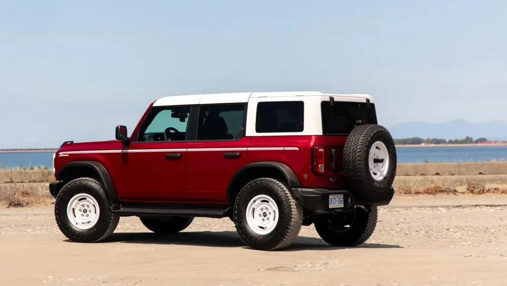 Ford Bronco — photo 7 of 7