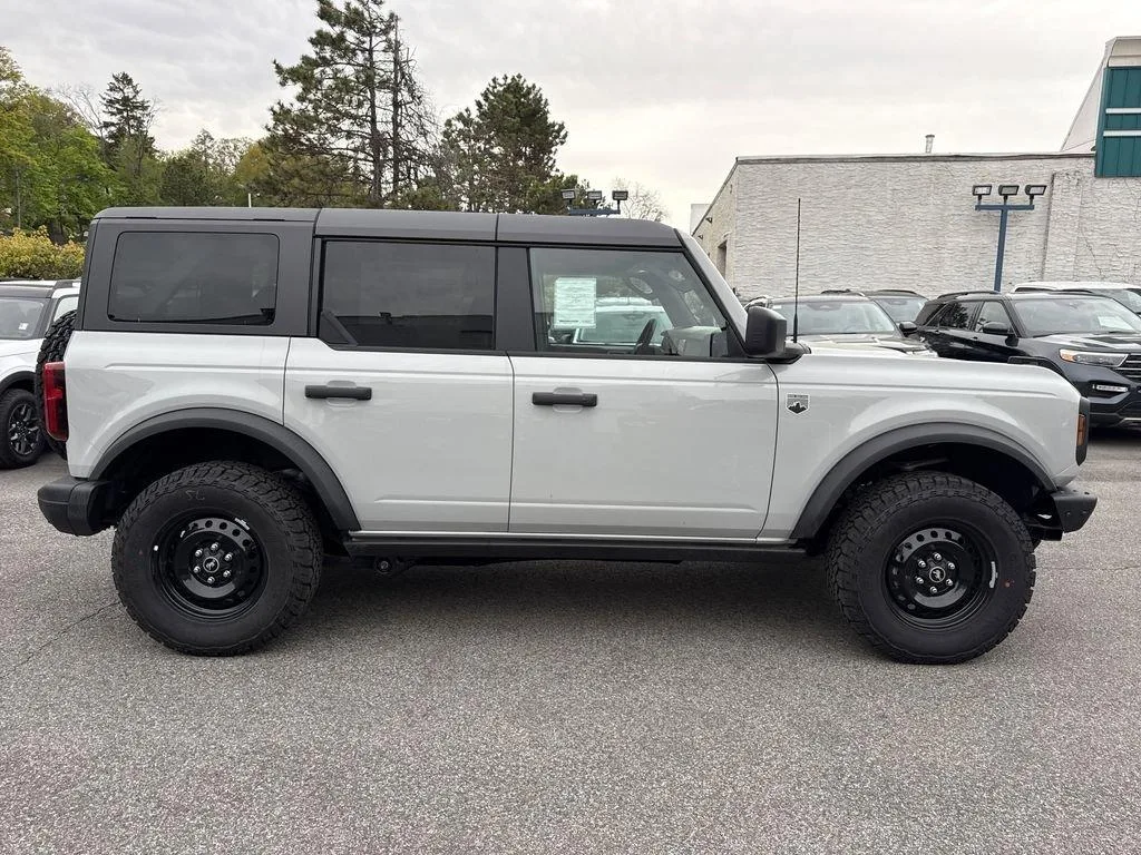 Ford Bronco — photo 5 of 5