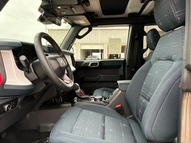 Ford Bronco — photo 4 of 6