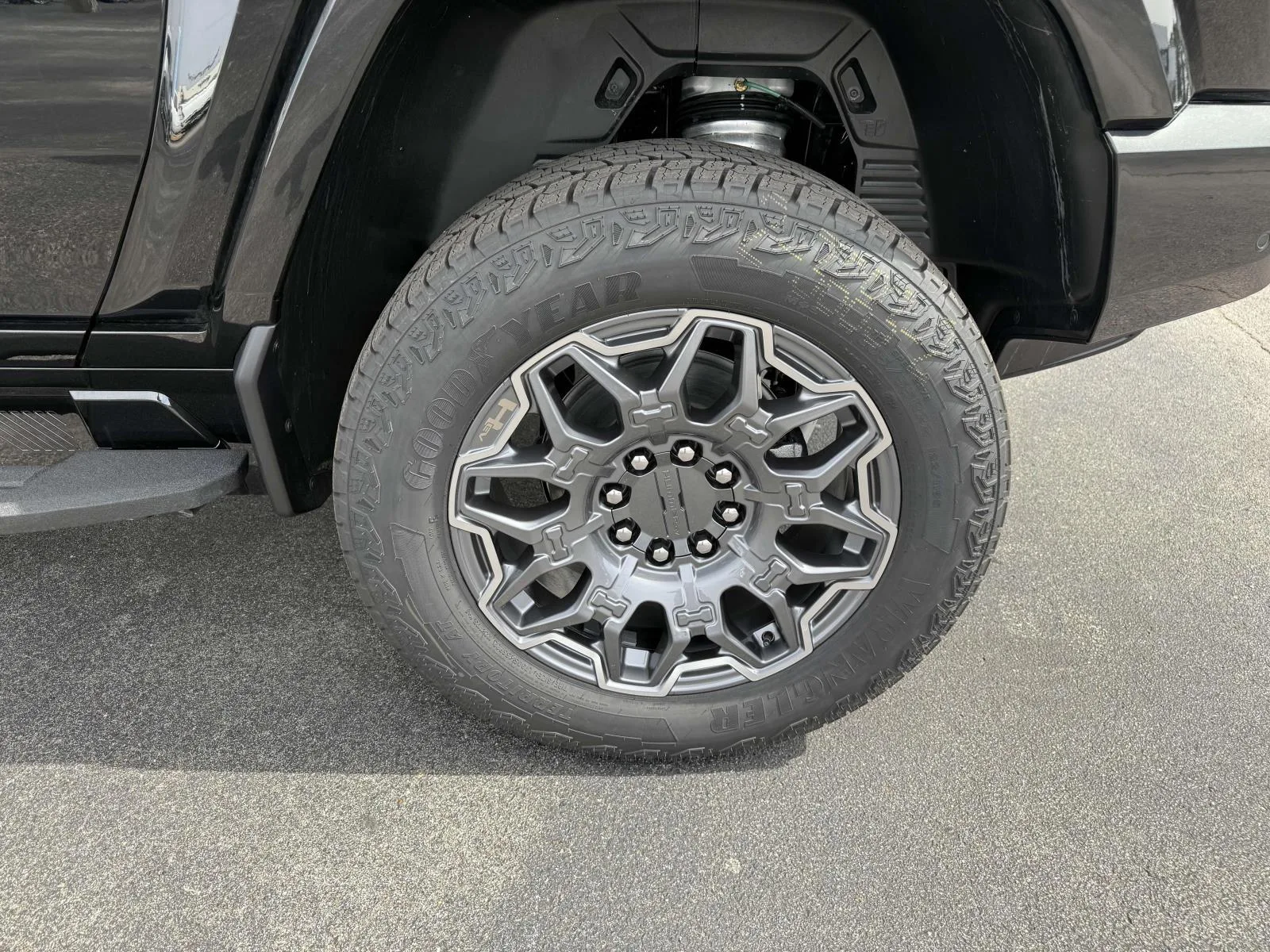 GMC HUMMER EV SUV — photo 7 of 8