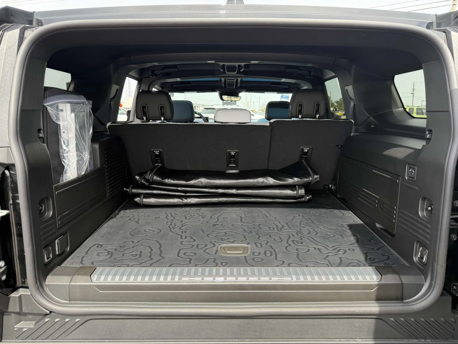 GMC HUMMER EV SUV — photo 6 of 8