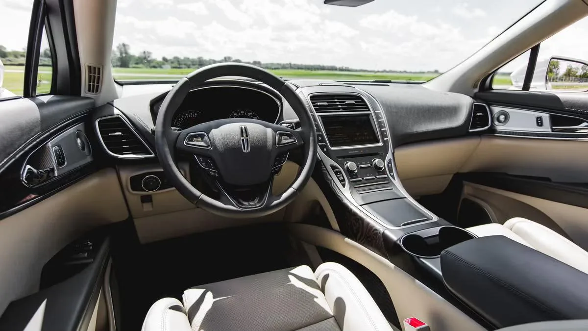 Lincoln MKX — photo 2 of 2