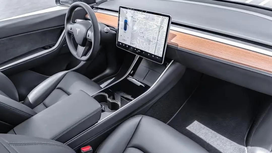 Tesla Model Y — photo 2 of 2