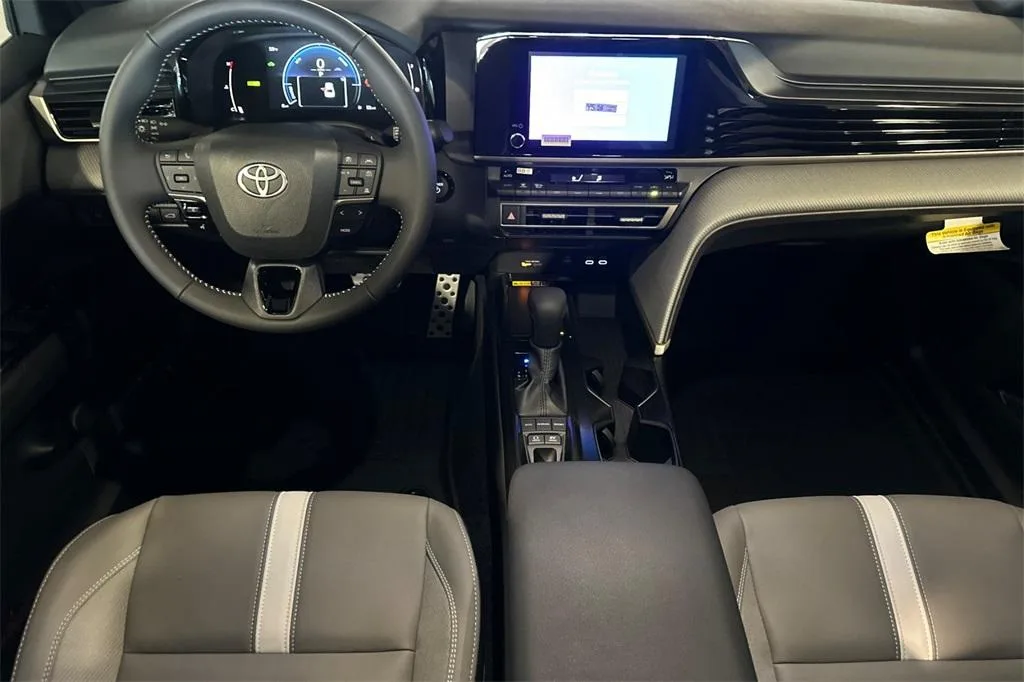 Toyota Camry Hybrid — photo 2 of 3