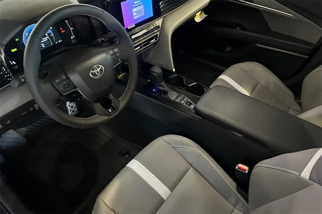 Toyota Camry Hybrid — photo 3 of 3