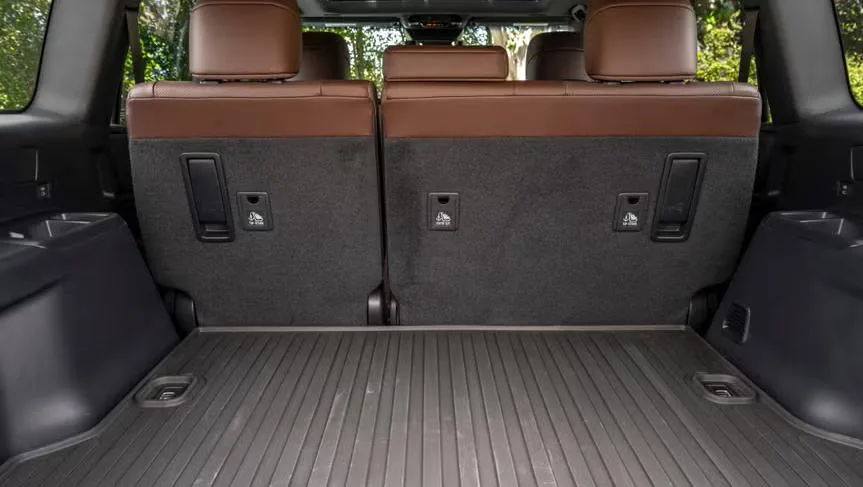 Toyota Land Cruiser — photo 10 of 12