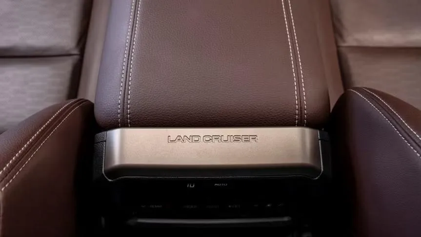 Toyota Land Cruiser — photo 12 of 12