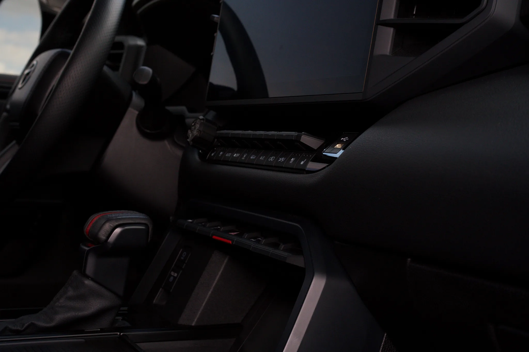 Toyota Sequoia — photo 15 of 18