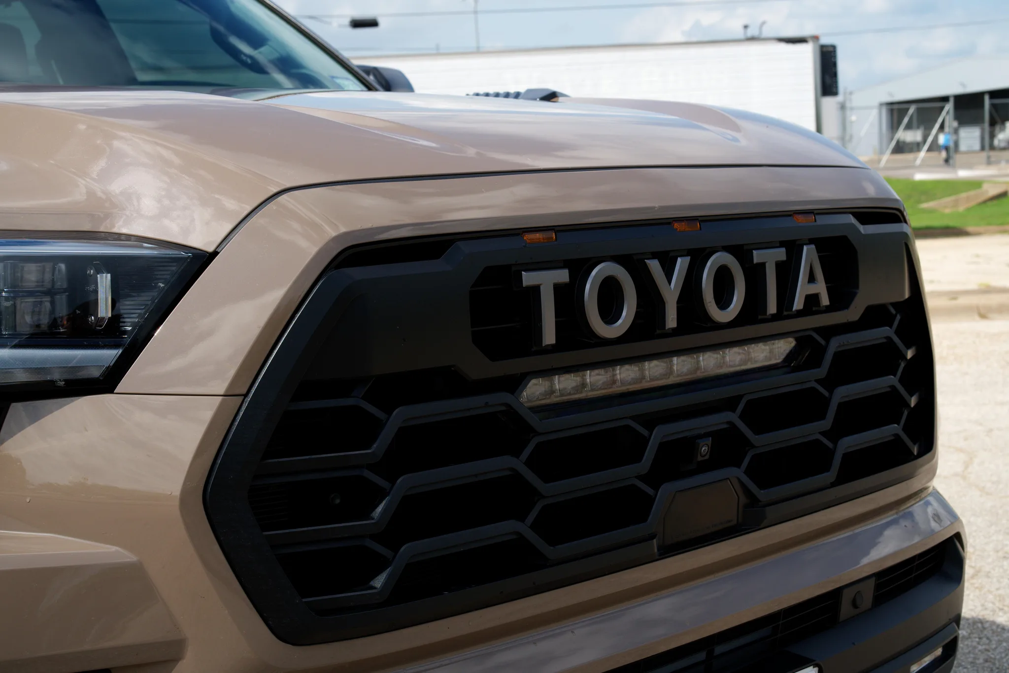 Toyota Sequoia — photo 4 of 18