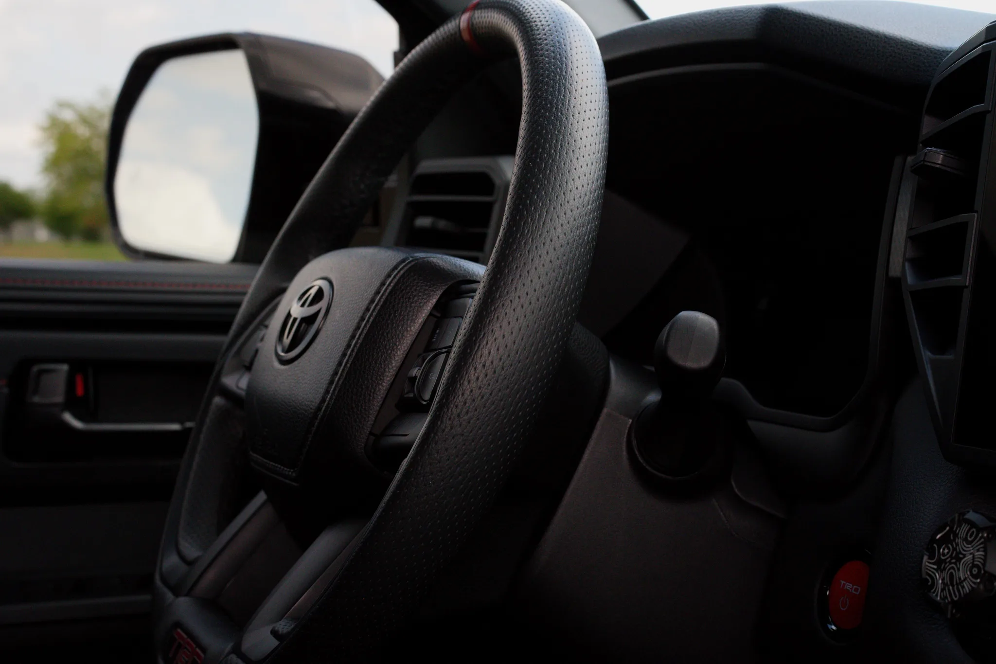 Toyota Sequoia — photo 17 of 18
