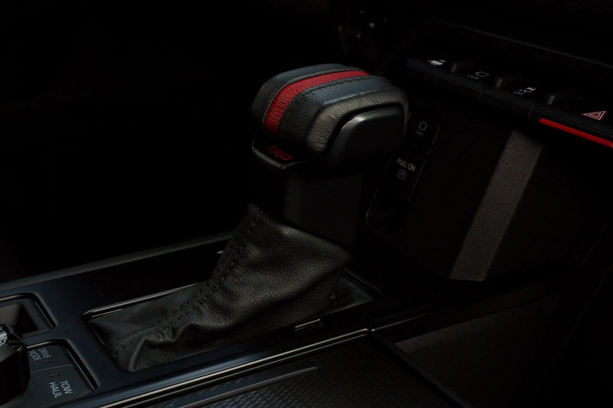 Toyota Sequoia — photo 14 of 18