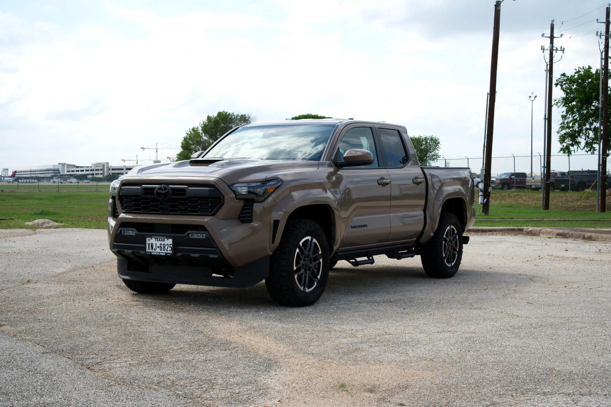 Toyota Tacoma — photo 9 of 9