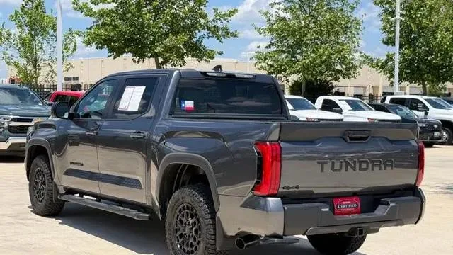 Toyota Tundra — photo 2 of 4