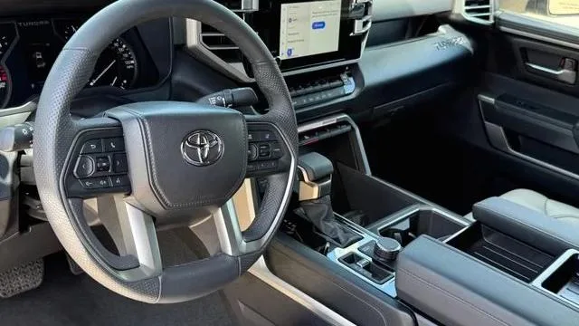 Toyota Tundra — photo 4 of 4