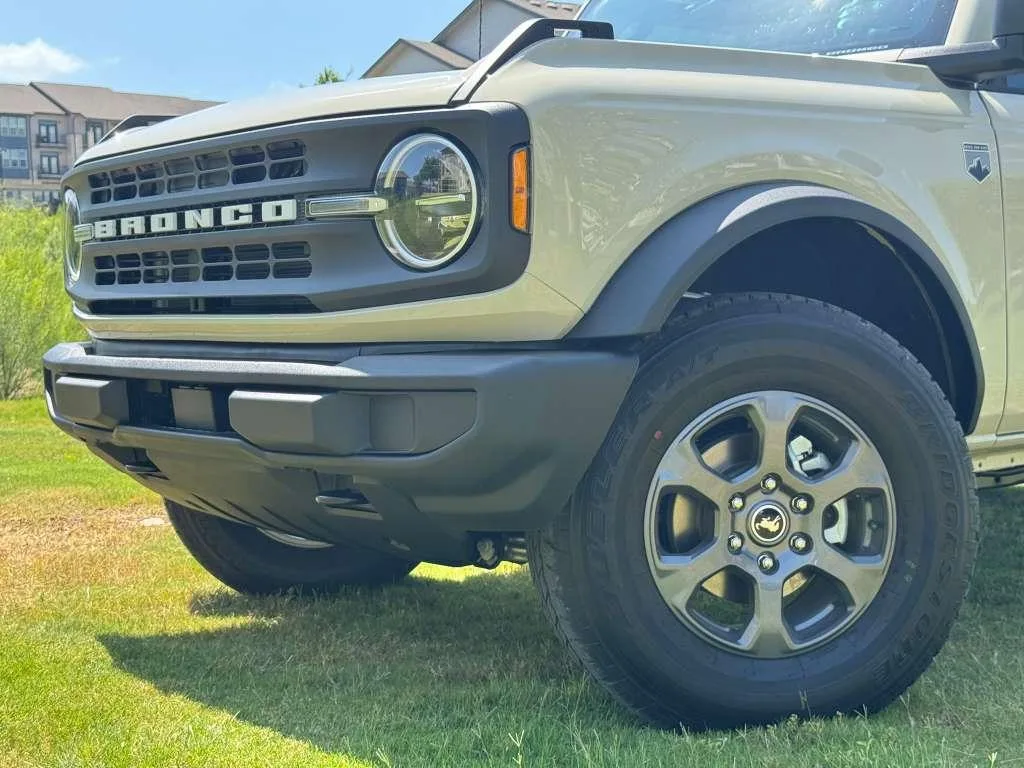 Ford Bronco — photo 2 of 6