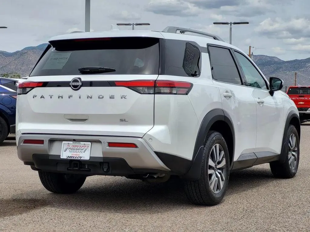 Nissan Pathfinder — photo 2 of 5