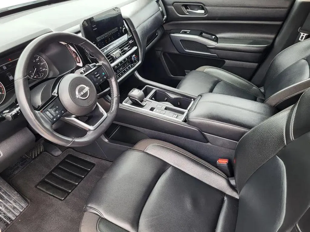 Nissan Pathfinder — photo 3 of 5
